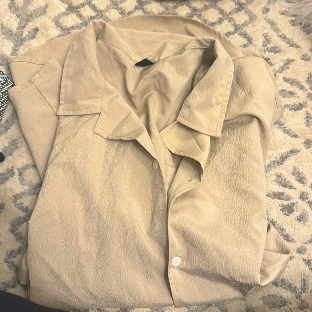 Men’s button up vacation style short sleeve shirt with collar